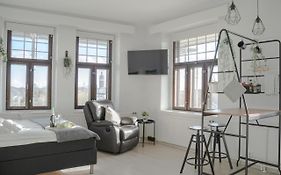 The Sunset - Top Floor Studio Apartment